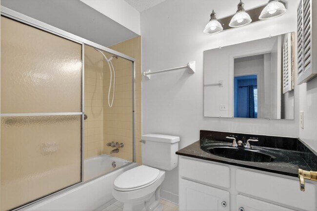 Building Photo - Spacious & Exciting Townhome style Condo