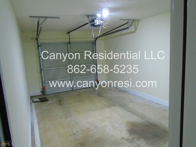 Building Photo - Beautiful 3b Room!Move in ready!