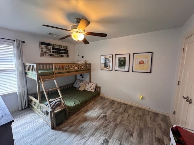 Building Photo - WOW! This home has it all, 3 full bathrooms, 5 true bedrooms AND a bonus room. great outdoor spac...