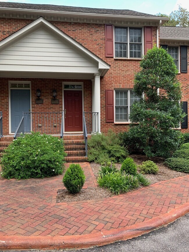 Building Photo - Elegant Townhome between Oakwood and Mordecai