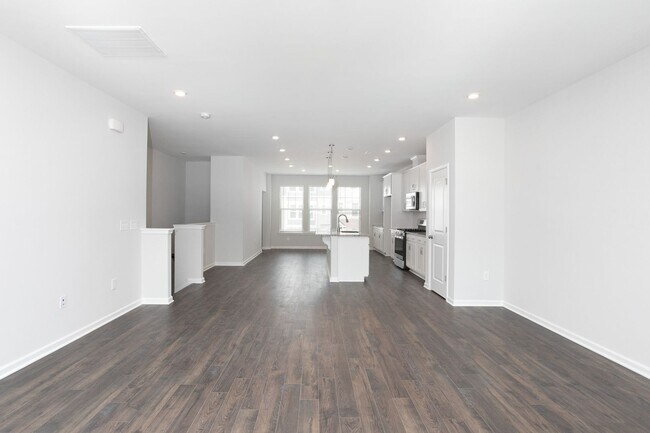 Building Photo - Gorgeous Townhome With Loads of Amenities in Ellis Crossing!