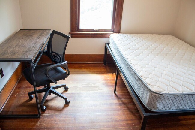 Building Photo - AVAILABLE FOR AUGUST 2026!  Large house ne...