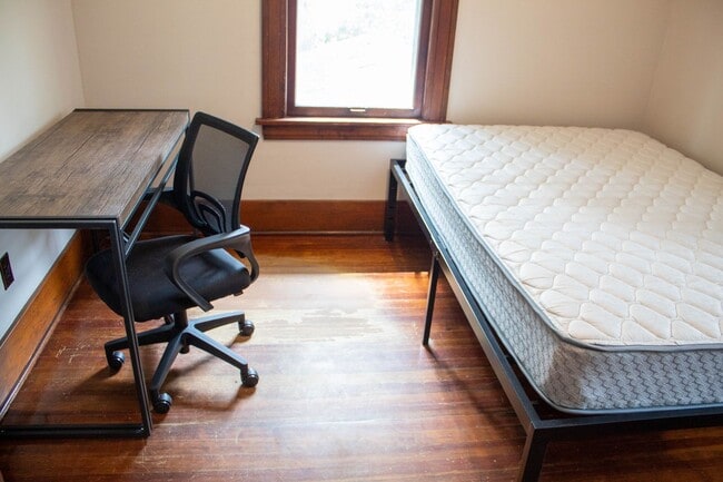 Building Photo - AVAILABLE FOR AUGUST 2026!  Large house near KRANNERT!