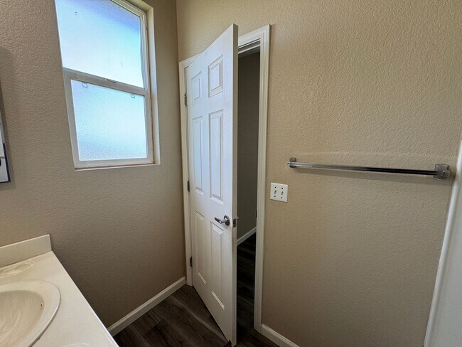 Building Photo - Four Bed, Two Bath Home Close to Hwy 99 an...