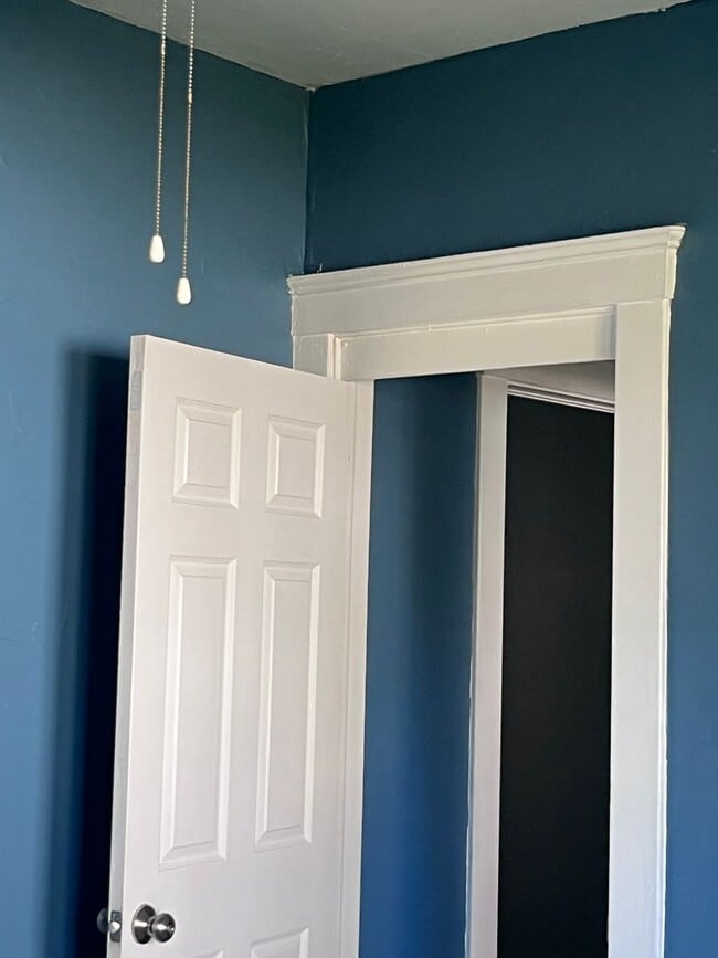 Building Photo - 728 E 93rd St