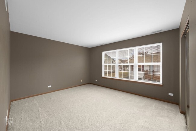 Building Photo - GORGEOUS 2 BEDROOM TOWNHOME LOCATED IN LINDENHURST AVAILABLE JUNE 14!