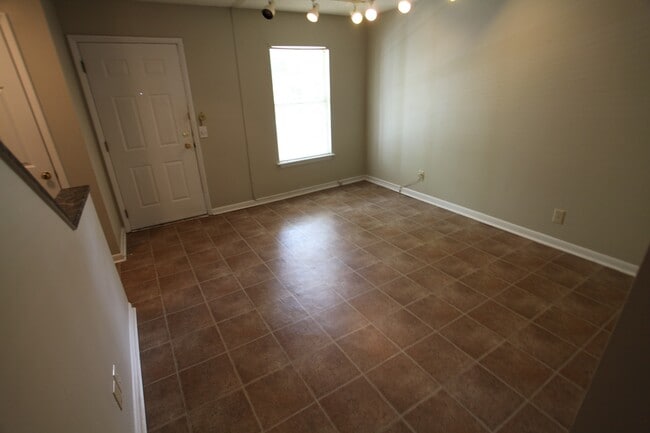 Building Photo - 2 Bed, 2 Bath Apartment – Close to Shoppin...