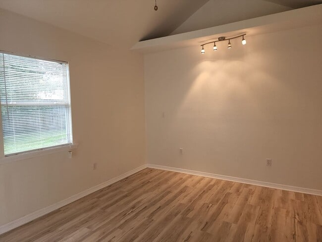 Building Photo - 3 Bedroom 1 Bath Home in Central Gulfport