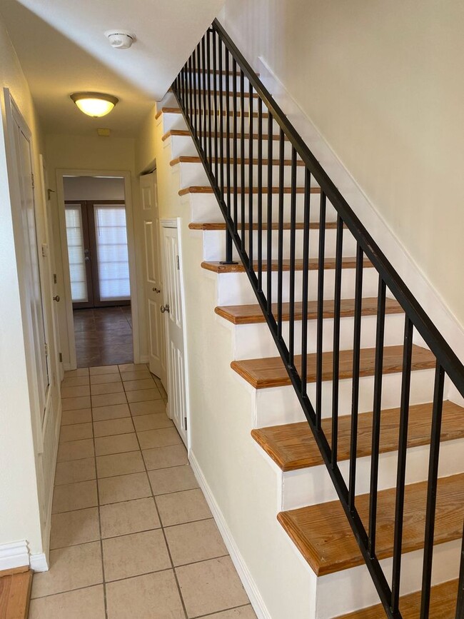 Building Photo - Townhome in Lake View