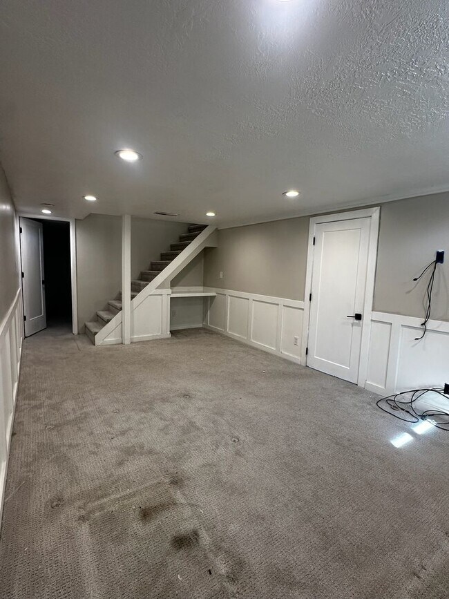 Building Photo - Beautiful 4 Bedroom Home in Millcreek Available Now!