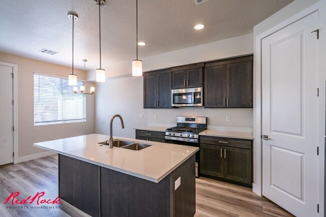 Building Photo - Hurricane Valley 3 Bedroom Townhome