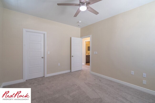 Building Photo - Stunning 4 Bedroom Home. Dog friendly!