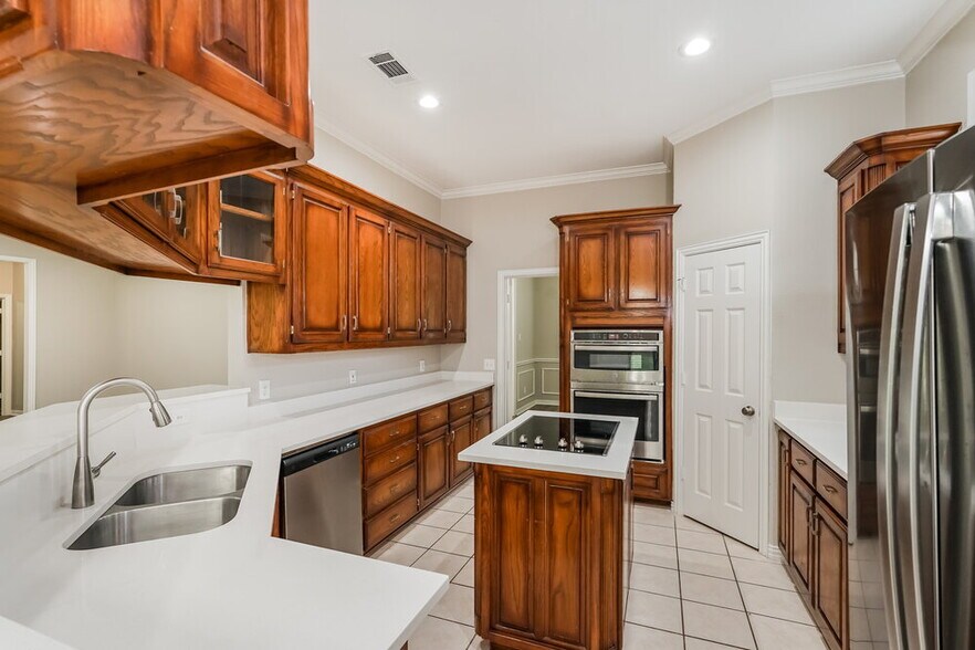 Building Photo - 708 St Johns Dr