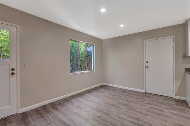 Building Photo - Beautifully Remodeled 4 Bedroom (+ bonus room and closet) 2 Bathroom Mountain View Home!