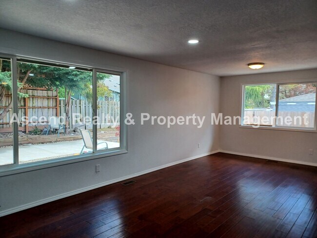 Building Photo - Remodeled Ranch on CuldeSac Large Fenced B...