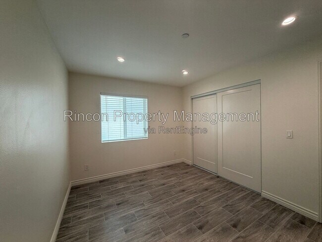Building Photo - 921 Aurora Dr
