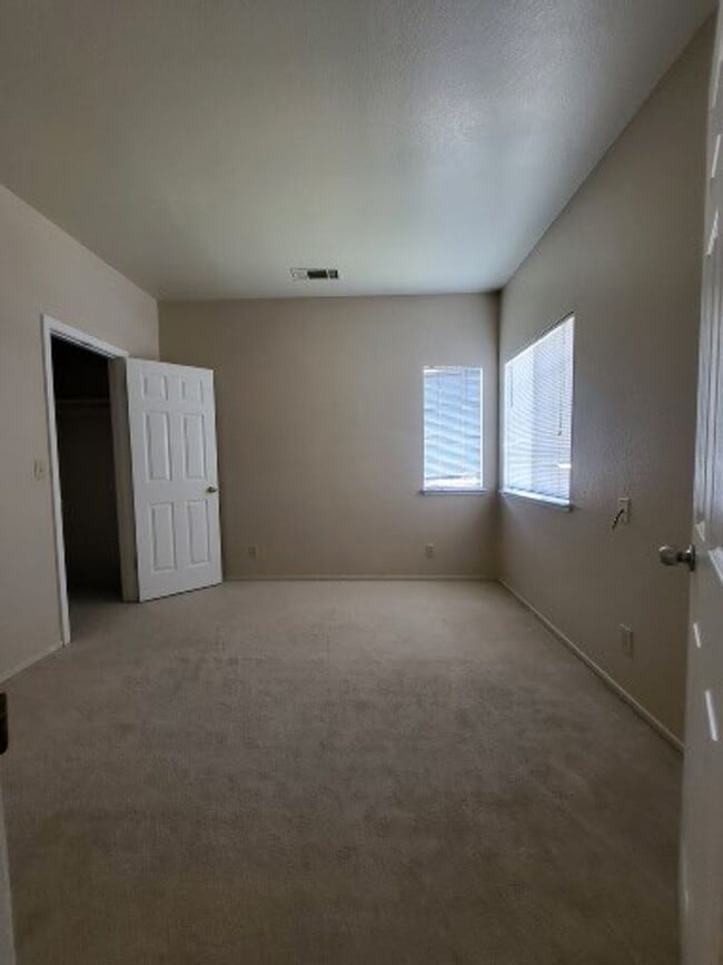 Building Photo - 4Bdm 2.5Ba Home in Convenient Location!