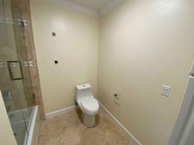 Building Photo - Bright & Stylish Monterey Condo