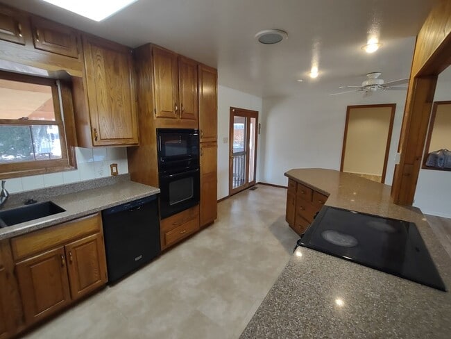 Building Photo - ALL PROSPECTIVE TENANTS MUST SUBMIT A $58 ...