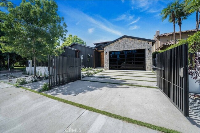 Primary Photo - 13463 Chandler Blvd