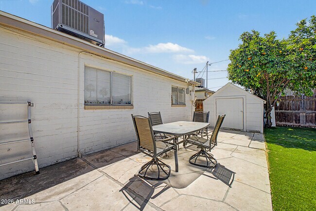 Building Photo - 2208 W San Miguel Ave