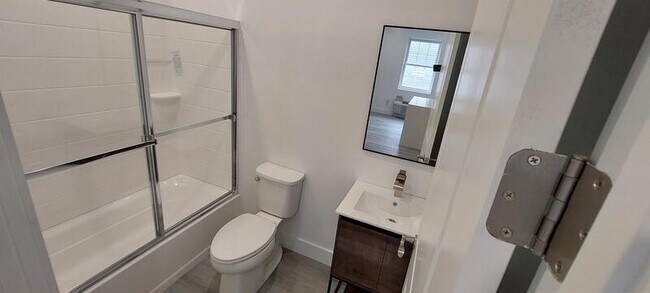 Building Photo - 273 Oak St