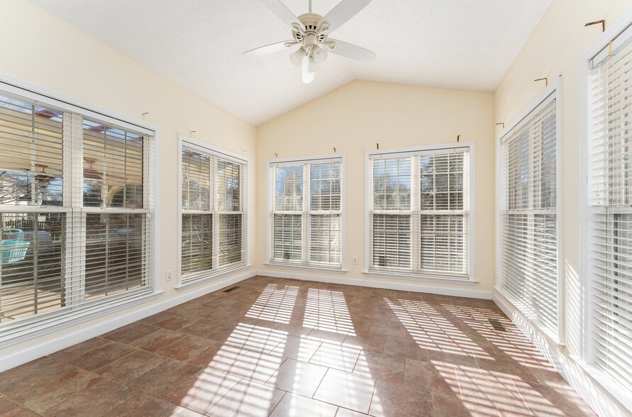 Building Photo - 4332 Southern Oak Dr