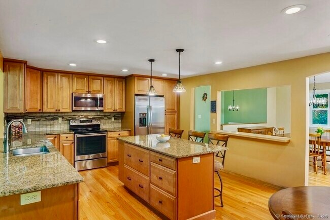 Building Photo - 40 Crestwood Dr