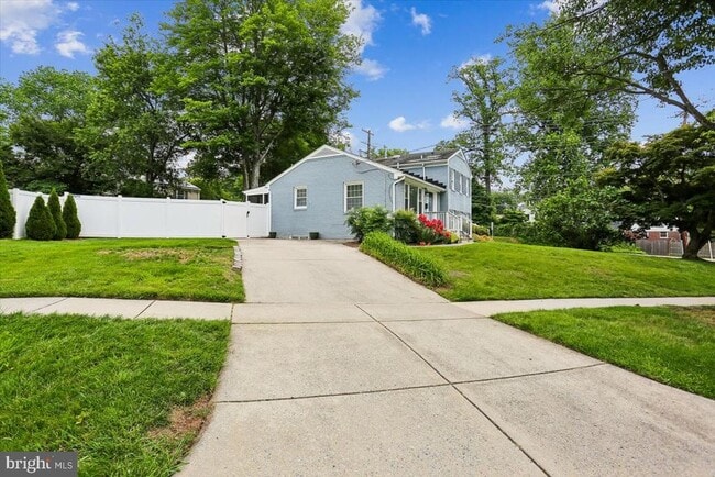 Building Photo - 3801 Denfeld Ave