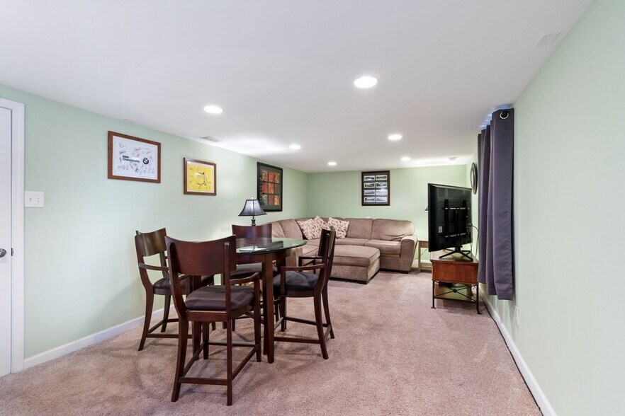 Building Photo - 1760 Henley St