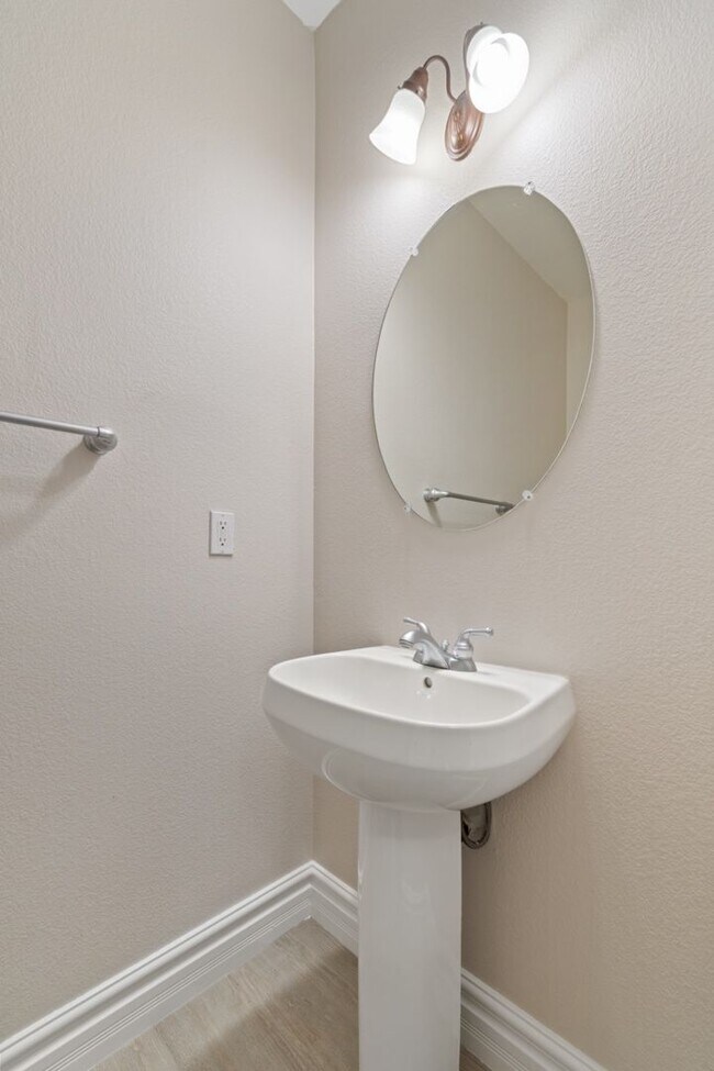 Building Photo - Southwest 3 bedrooms 2.5 bathrooms