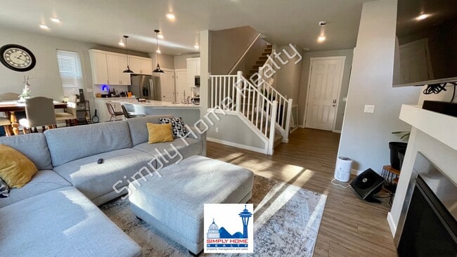 Building Photo - Step into the luxurious comfort of your dream home!
