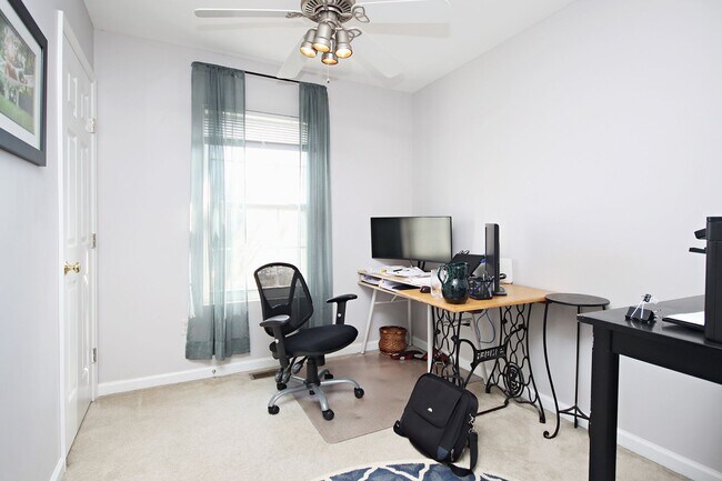 Building Photo - Pet-Friendly End-Unit Ridgecrest Townhome