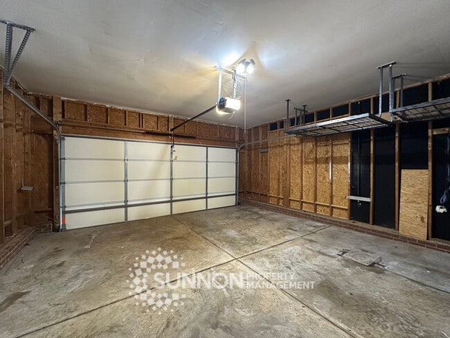 Building Photo - Charming 3-Bedroom Ranch with Sunroom & Wo...