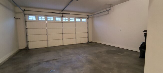 Building Photo - 3 Bedroom 3 Bathroom 2 Car Garage Townhome For rent.