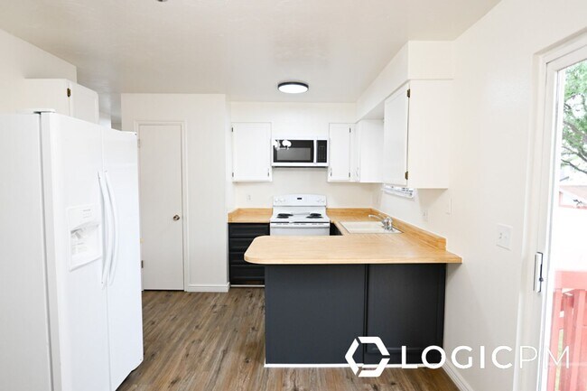 Building Photo - 6492 Fernbrook Dr