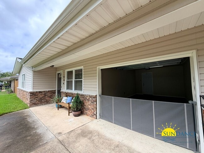 Building Photo - 48 Poulton Dr NW