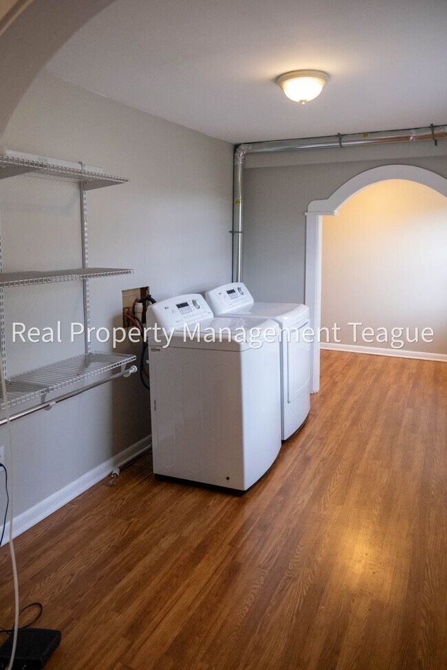 Building Photo - 1 S Main St