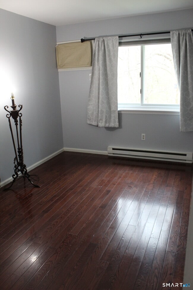 Building Photo - 8 Rose Ln