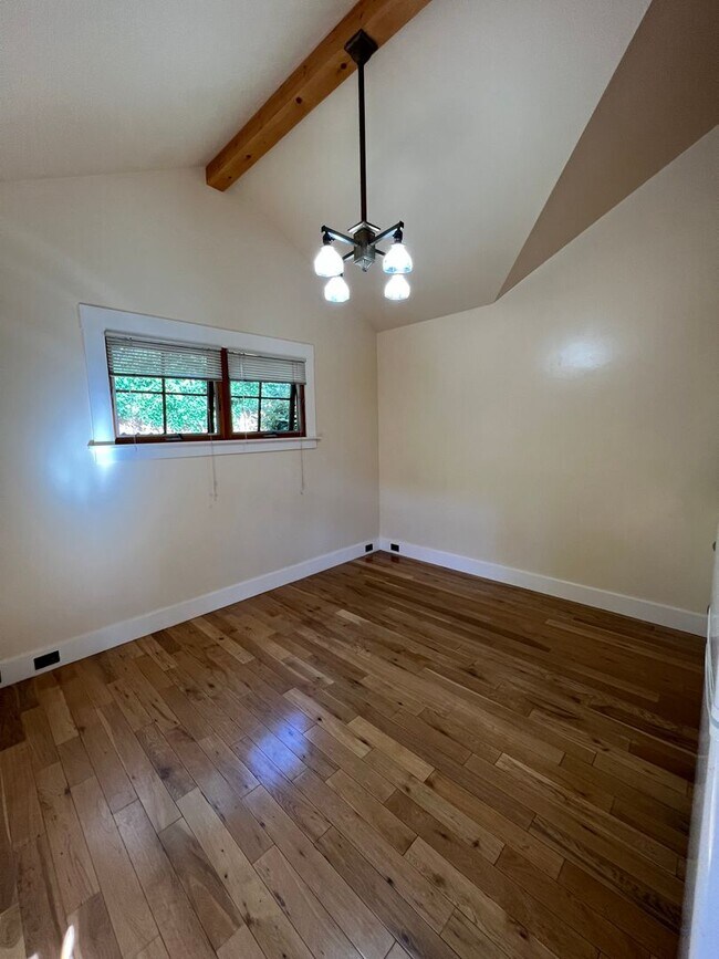 Building Photo - Charming 1 bedroom 1 bath cottage tucked off the beaten path but in down town Grass Valley with p...
