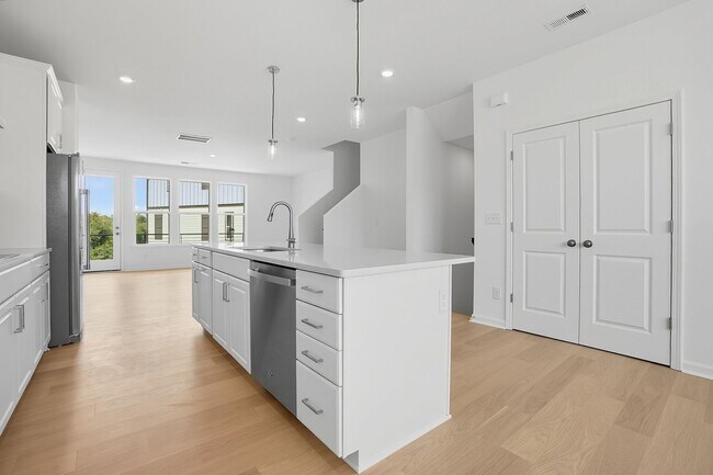 Building Photo - Brand-new three-story townhome in the Univ...