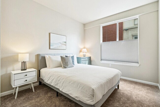 Building Photo - 1727 Pearl St