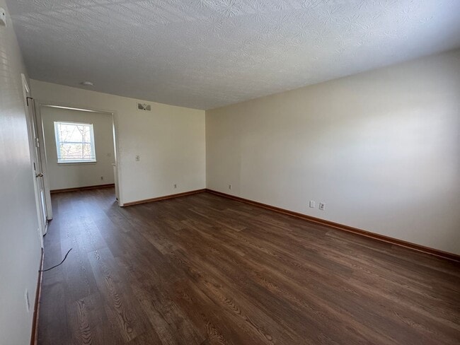 Building Photo - Renovated 2 bedroom Duplex!