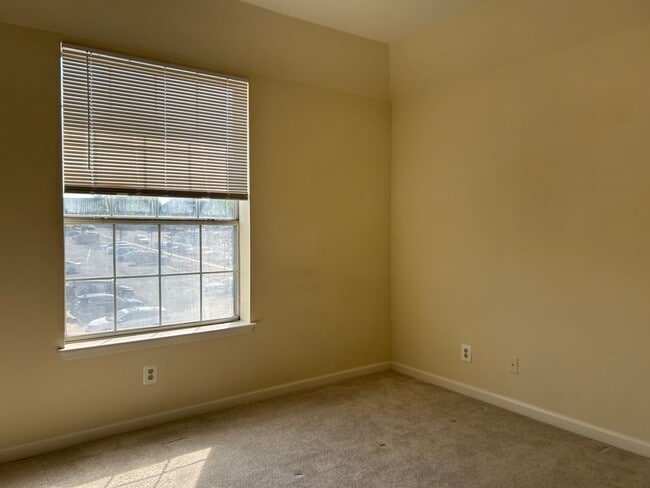 Building Photo - Third Floor Condo Available Now in Leesburg!