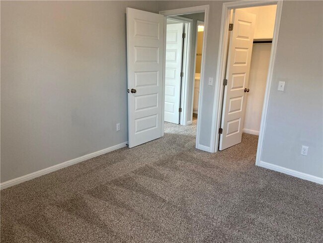 Building Photo - 2216 Limestone Lake Dr