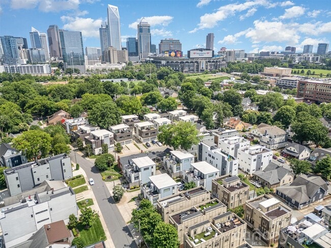 Building Photo - 925 Westbrook Dr