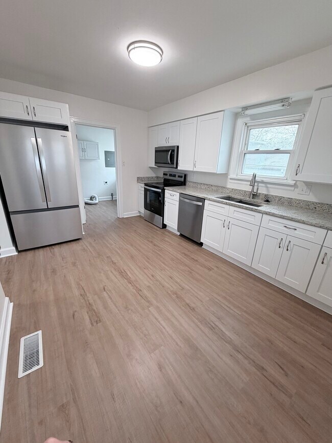 Building Photo - 229 E Madison St