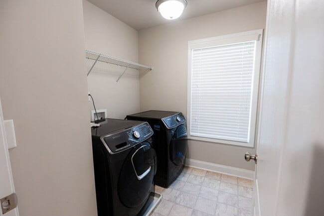 Building Photo - Stunning 5 Bedrooms, 4 Baths home in Summerfield with 2 car garage.