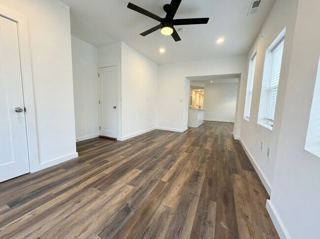 Building Photo - 451 Green Ln