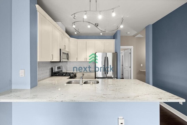 Building Photo - 3 Bed 2.5 Bath End Unit Townhome is Available for Rent!